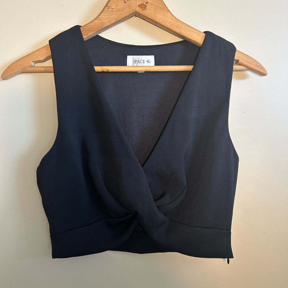 Black Women's Fitted Crop Tank Top With Knot Detail